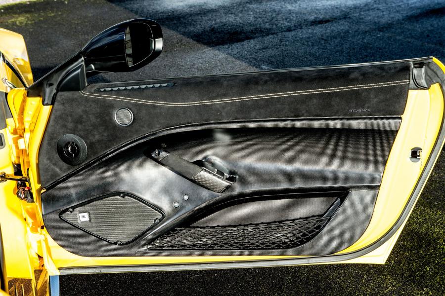 Детали интерьера Ferrari F12tdf Tailor Made 2016 года  (UK) (фото 36 из 40)